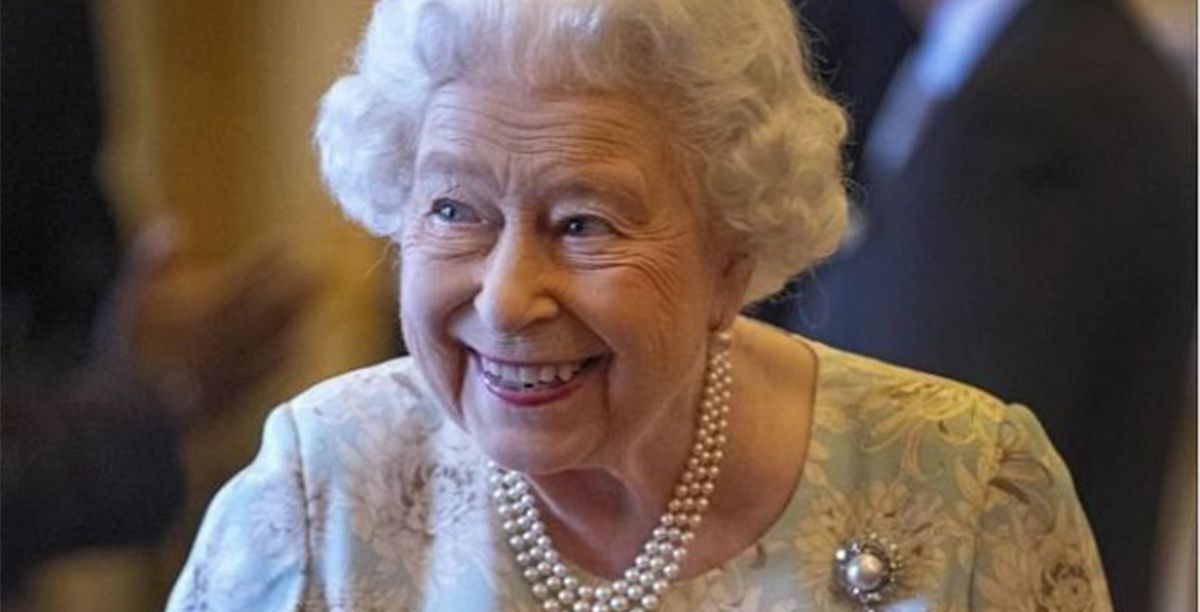 الملكة اليزابيث تقود سيارتها بنفسها ولا تسمع لكلام الأطباء