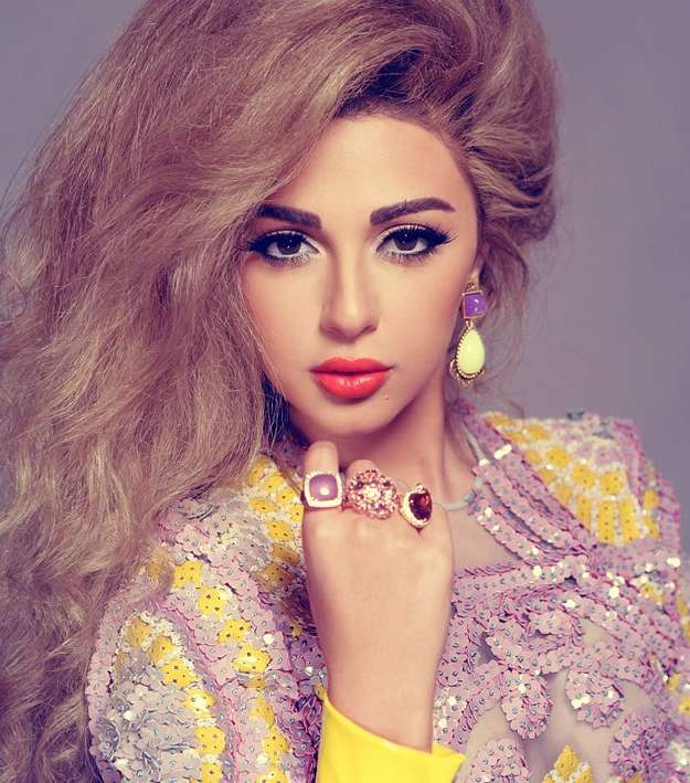 الشعر الأشقر الكبير الحجم مع الشفاه البارزة