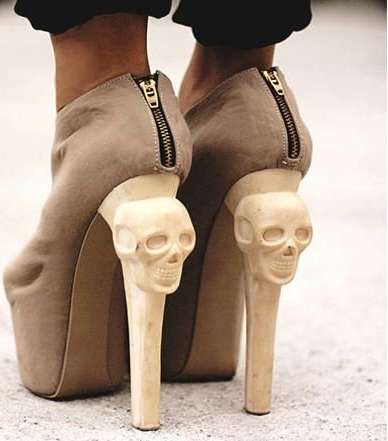 الجمجمة تزيّن الحقائب والأحذية هذا الموسم
