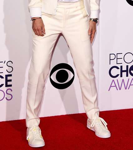 Ellen DeGeneres تتالق ببذلة من توقيعها مع قميص من سان لوران