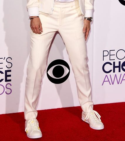 Ellen DeGeneres تتالق ببذلة من توقيعها مع قميص من سان لوران