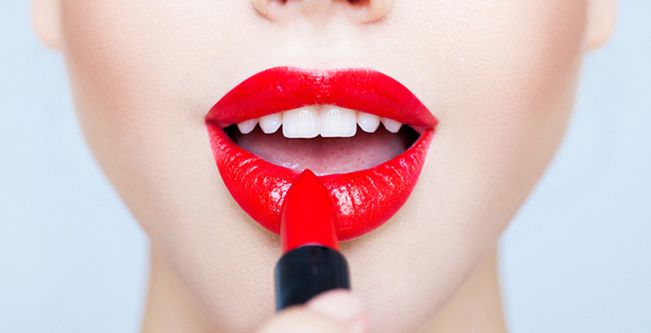 استعمالات جمالية غير متوقعة لاحمر الشفاه | اغرب استعمالات احمر الشفاه