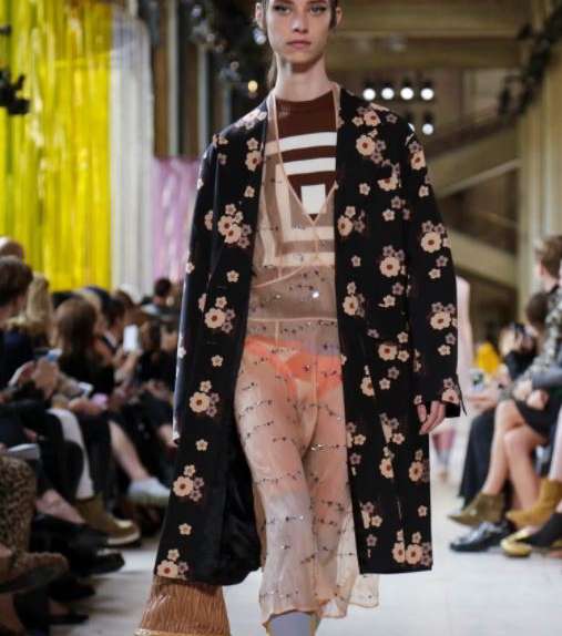 موضة الـ Layering مع الاقمشة والالوان المتعددة من توقيع علامة Miu Miu