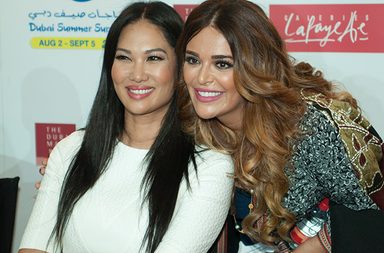 صور عرض أزياء باستضافة كيمورا لي سيمونز ومنى قطان