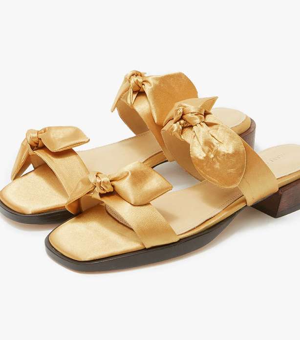 كيف ترتدين حذاء الصندل الحريري