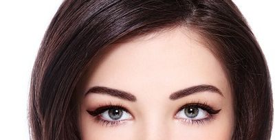 هكذا تضعين مكياج عينيك، إذا اخترت الأحمر لشفتيك 