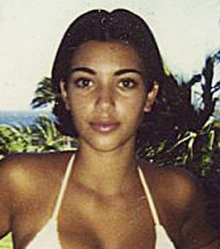 كيم كارداشيان بلباس البحر والشعر القصير