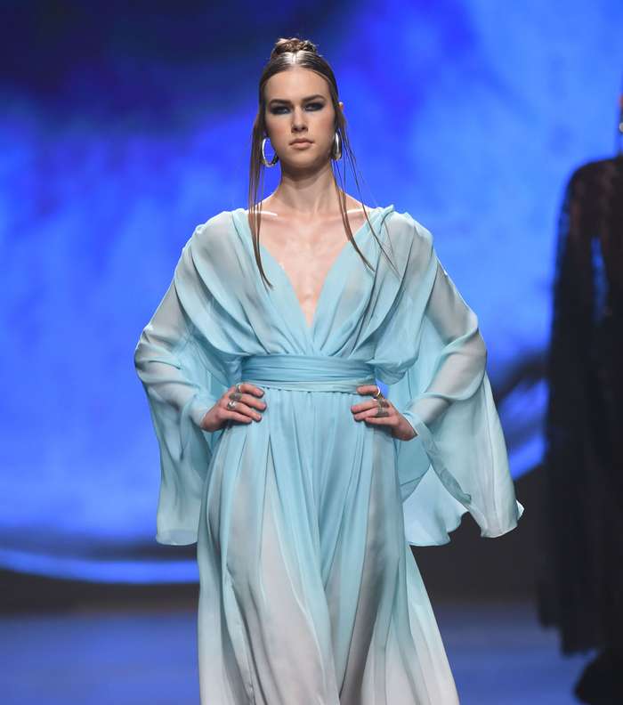 فستان داني تابت من اليوم الثاني من فاشن فوروورد