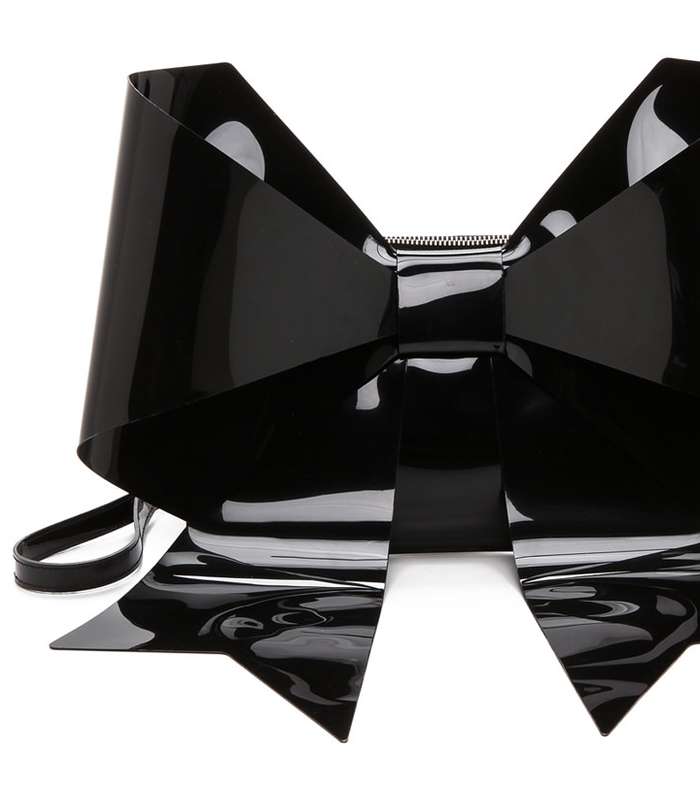 اختاري كلاتش Martin Margiela على شكل عقدة لاطلالة مميزة في الاعياد