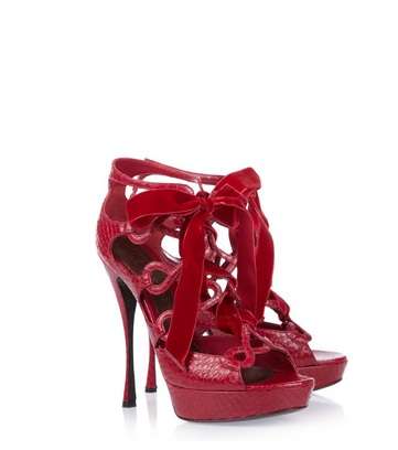 سروال من Maison Martin Margiela وحذاء من ألكسندر ماكوين وقميص من DKNY باللون الأحمر