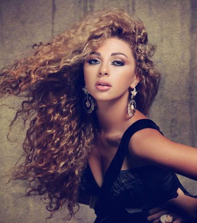 أحمر شفاه النيود المنسجم مع لون ماكياجها وشعرها
