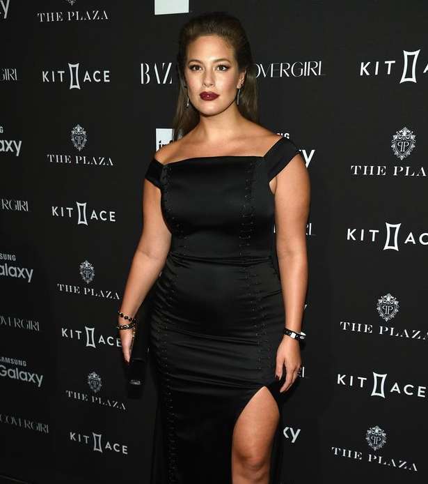 الفستان الاسود الطويلة مع الشق الطويل على الساق لصاحبات الوزن الزائد