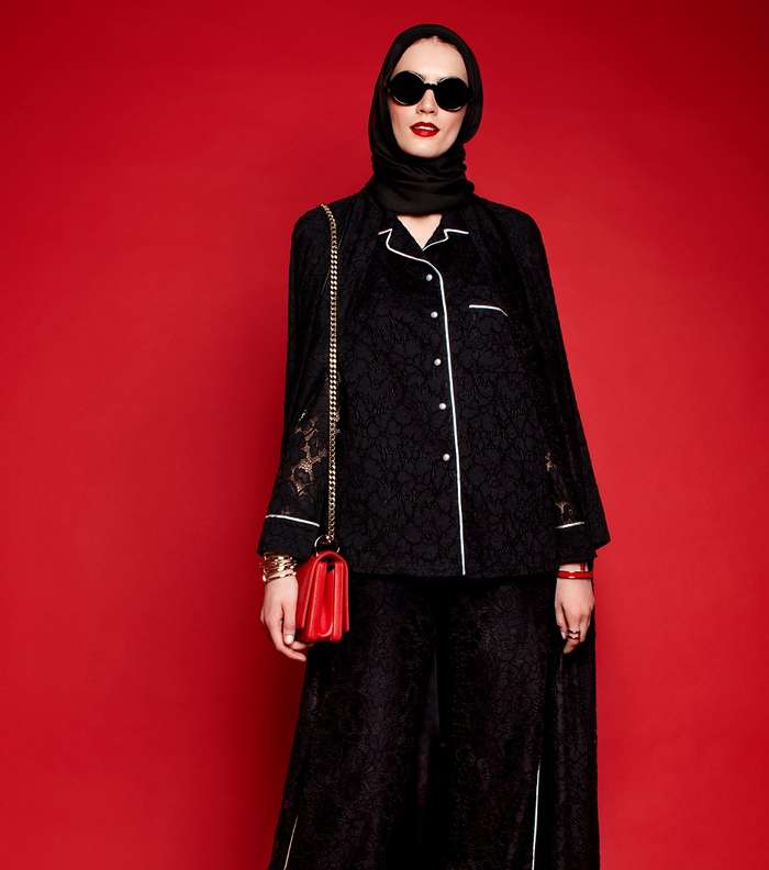 العباية التي تأتي بقطعتين منفصلتين مع القميص الكلاسيكي باسلوب البيجاما من كارولينا هيريرا لشهر رمضان المبارك