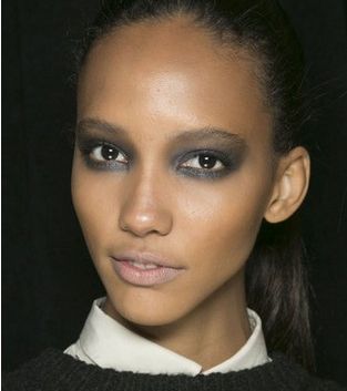 ظلال العيون الدخانيّة المحيطة بالعينين مع Donna Karan