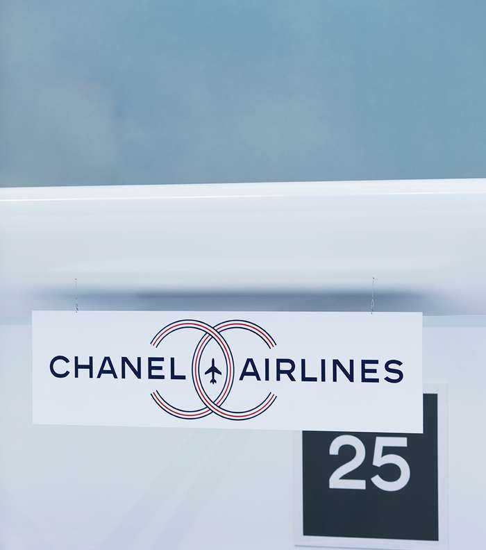 بوابة طائرة CHANEL في مطار CHANEL الخاص