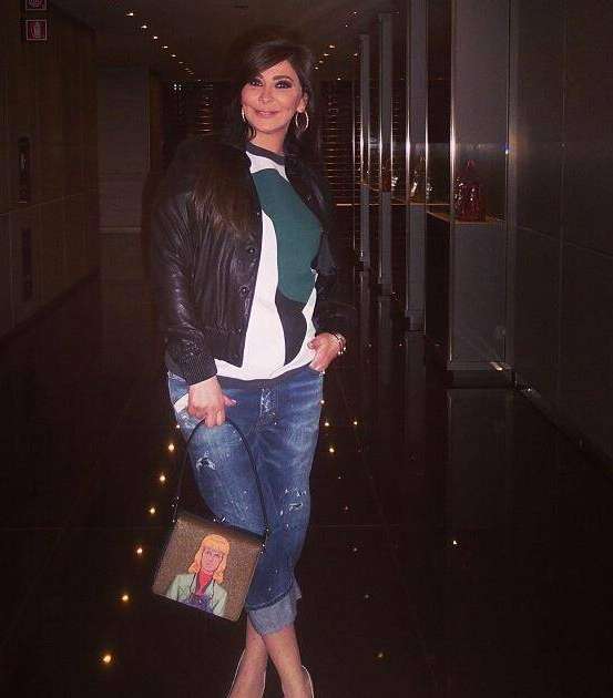 من صيحات الموضة التي اعتمدتها إليسا، الجينز المثني والقميص المطبع