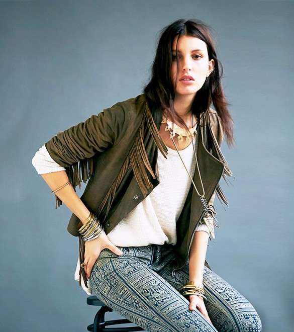 نسّقي سترة الشراريب مع السراويل المطبعة