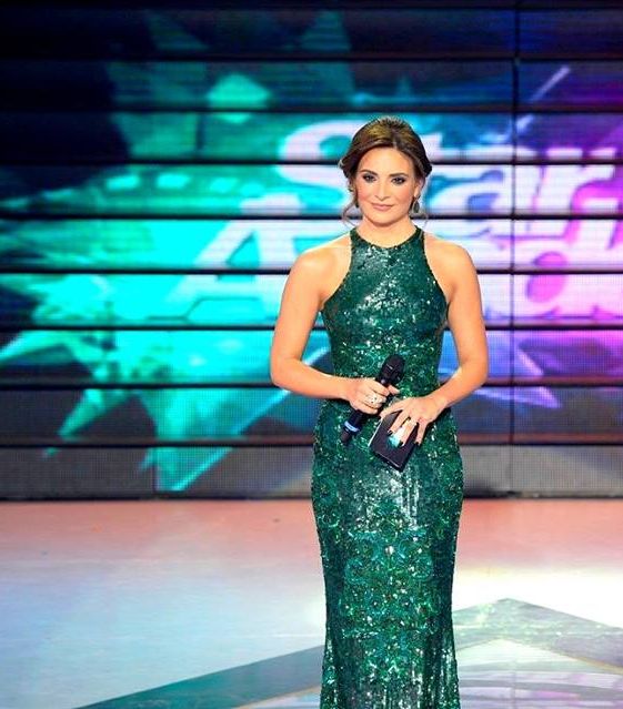 من اجمل إطلالات هيلدا خليفة في ستار أكاديمي، إطلالتها بفستان باللون الأخضر الزمردي