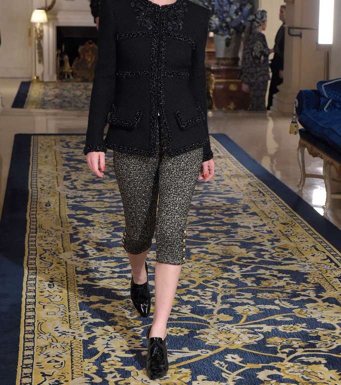ليغينغ الترتر بطول البيرمودا من مجموعة CHANEL Metiers d'art