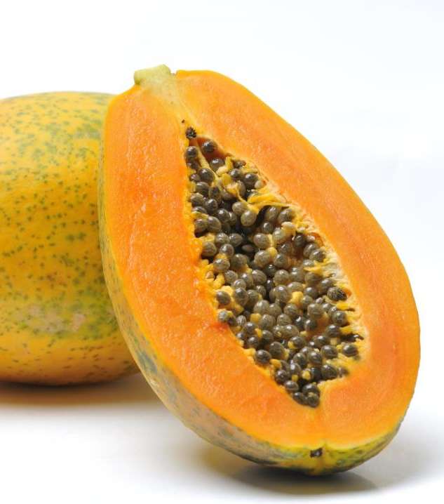 البابايا من أغنى الفاكهة بالفيتامينات كونه يحتوي على الفيتامين A، B و C.