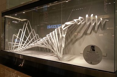 صور القطع الفنية المعروضة في متجر Harvey Nichols