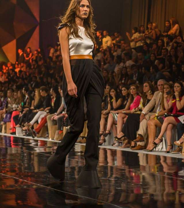 من عروض أزياء فاشن فورورد، إليك عرض ازياء Essa