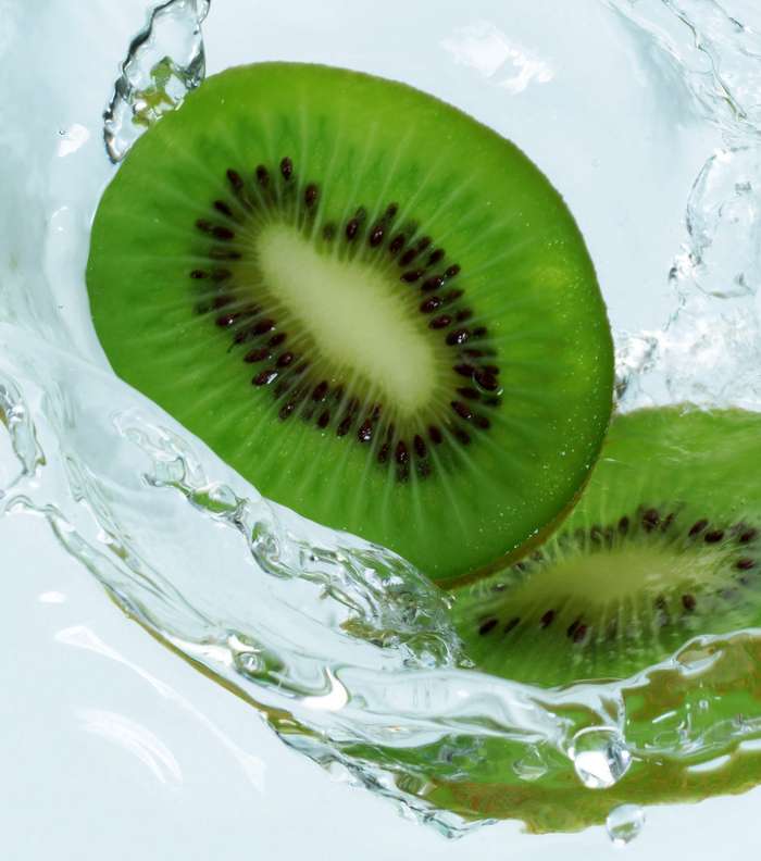 100 غرام من الكيوي يمدّك بـ93 mg من الفيتامين سي أي الكمية التي يحتاجها جسمك في اليوم!