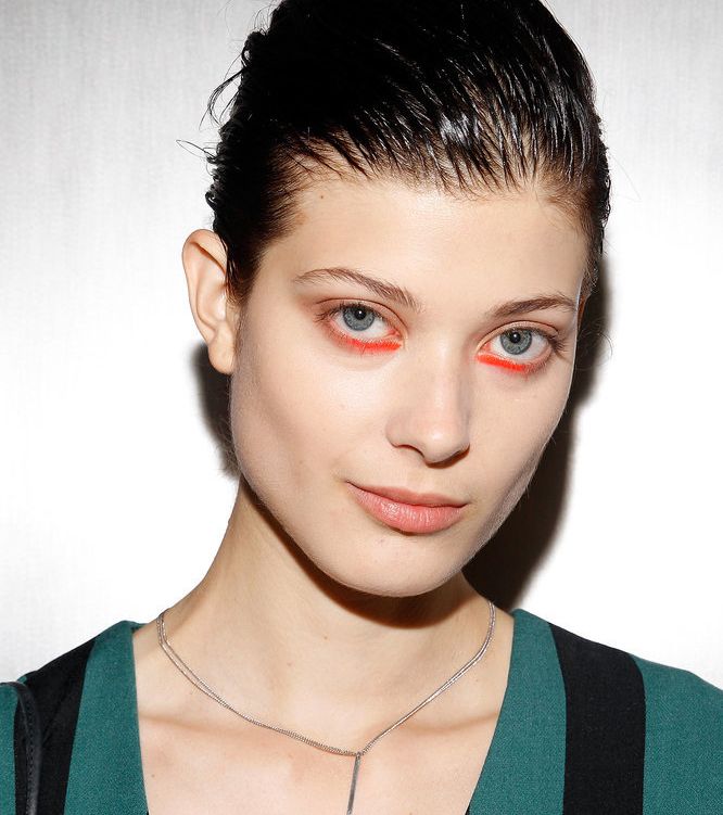 Peter Som مع الآيلاينر البرتقالي عند الجفون السفلية 