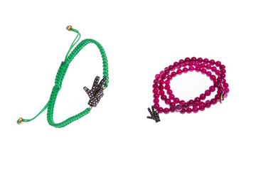 مجوهرات فاخرة بإشارة النصر ثلاثية الأصابع بمناسبة اليوم الوطني لدولة الإمارات