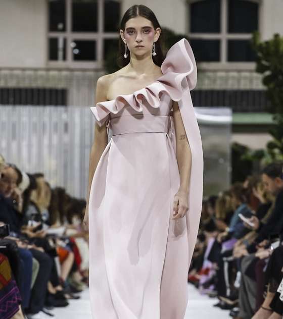 فستان طويل بالكتف الواحد من توقيع علامة فالينتينو من مجموعة صيف 2018