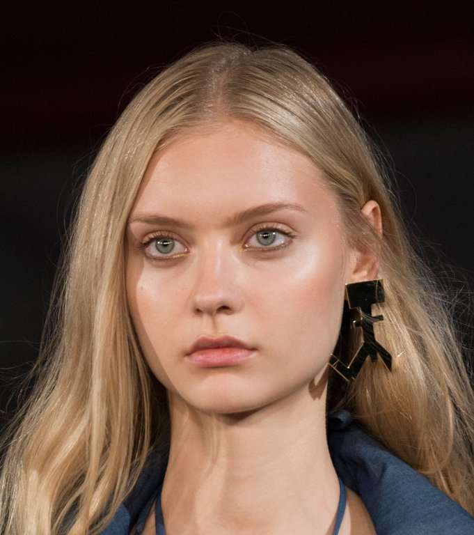 البساطة ترافق أيضاً عارضات Alexis Mabille