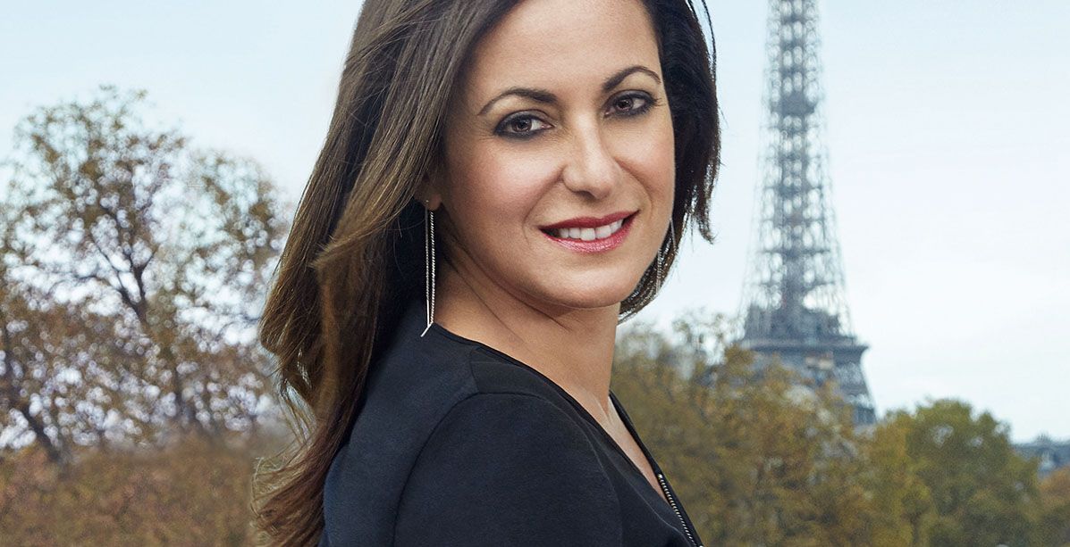 صورة لـ Aliza Jabès أمام برج إيفل