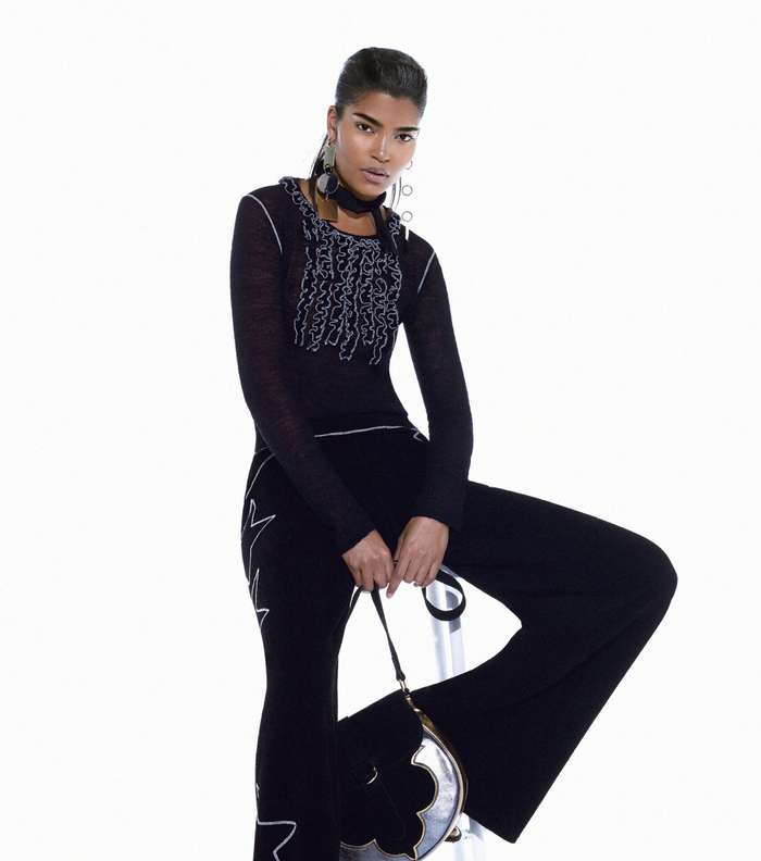 موضة السروال بالقصة الواسعة والمطرز بخطوط غير مستقيمة من BCBG