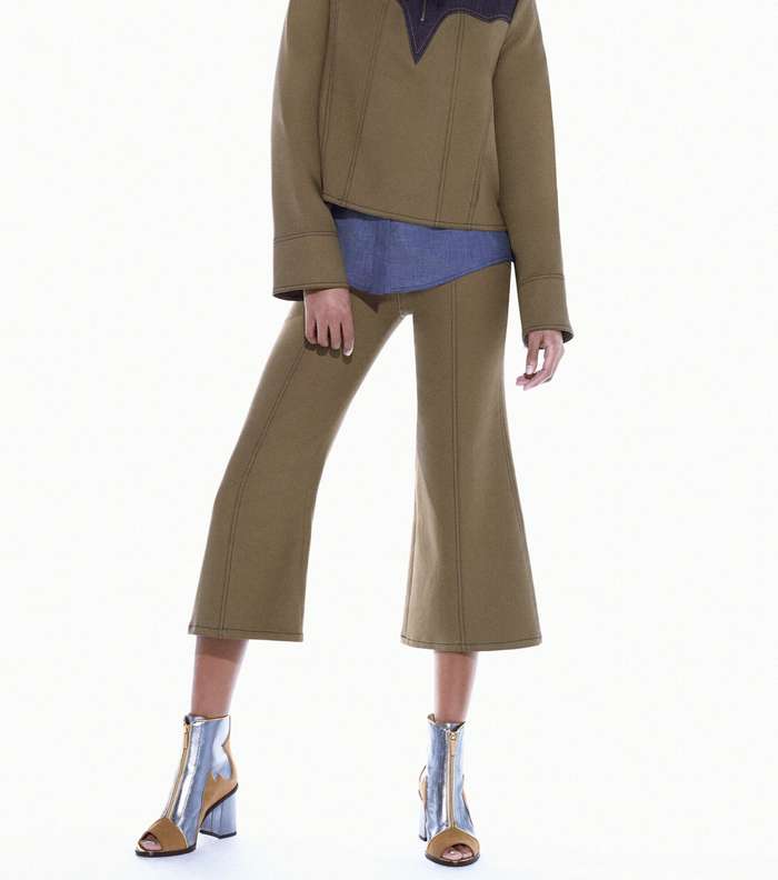 موضة السروال بقصة الـ Flare من BCBG من مجموعة ما قبل خريف 2016