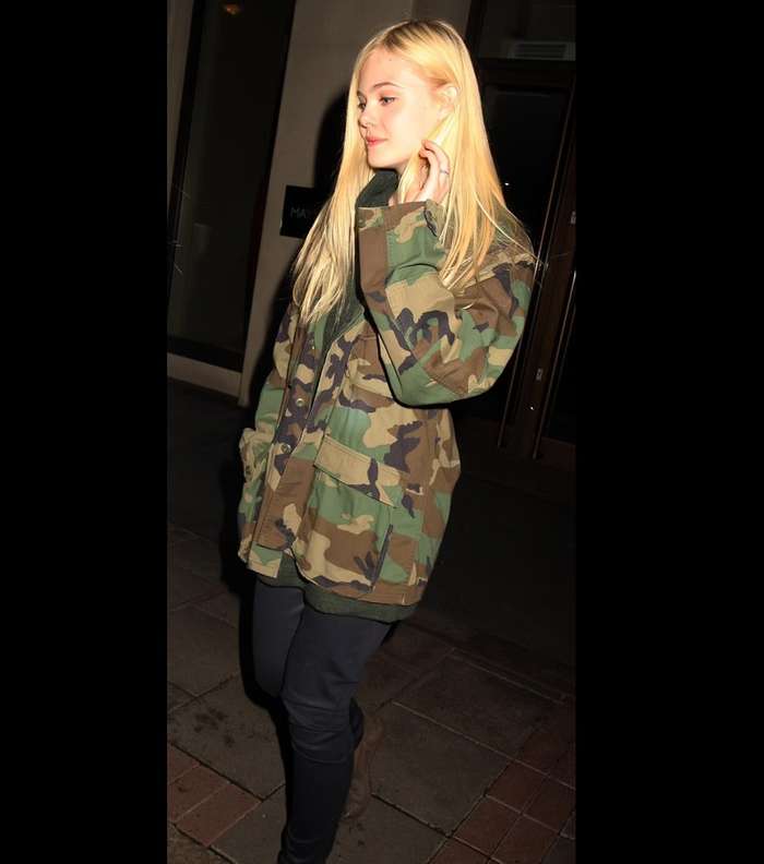 Elle Fanning في سترة الـCamouflage