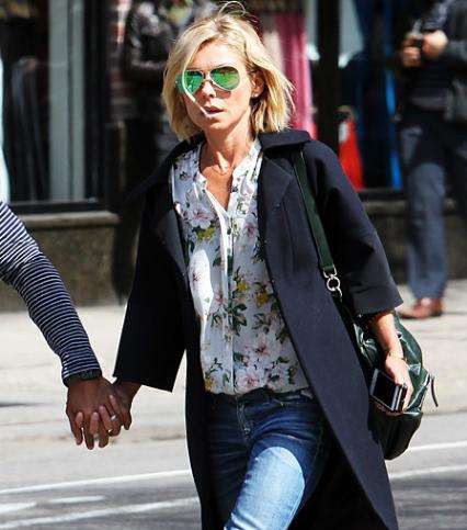 ارتدي هذا الصيف النظارات الشمسية بزجاج المرايا الملون مع الاقمشة المطبعة