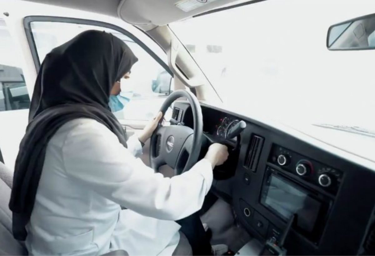 سارة العنزي تقود سيارة الاسعاف