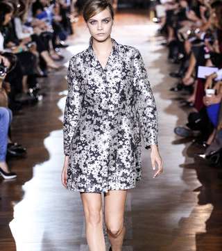 من عرض أزياء ستيلا ماكارتني لصيف 2014، إليك إطللالة كارا ديليفين