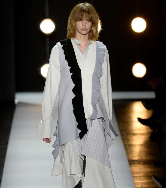 موضة القصات الفضفاضة من BCBG لشتاء 2017