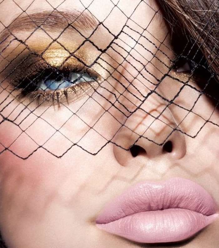 مكياج برونزي لافت مع الشفاه الناعمة