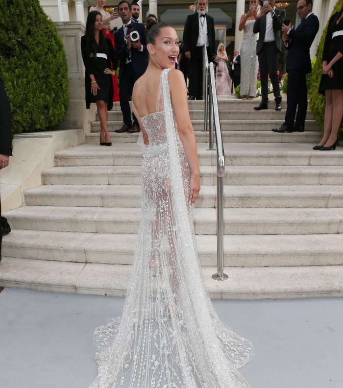 بيلا حديد بفستان شفاف جدا من الترتر من تصميم Ralph & Russo في حفل عشاء Amfar في كان 2017