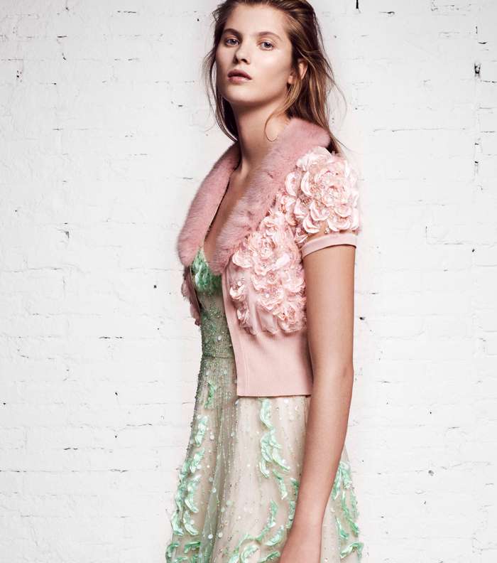 موضة الفستان المطرز القصير مع الكنزة القصيرة من مجموعة Blumarine Resort 2016