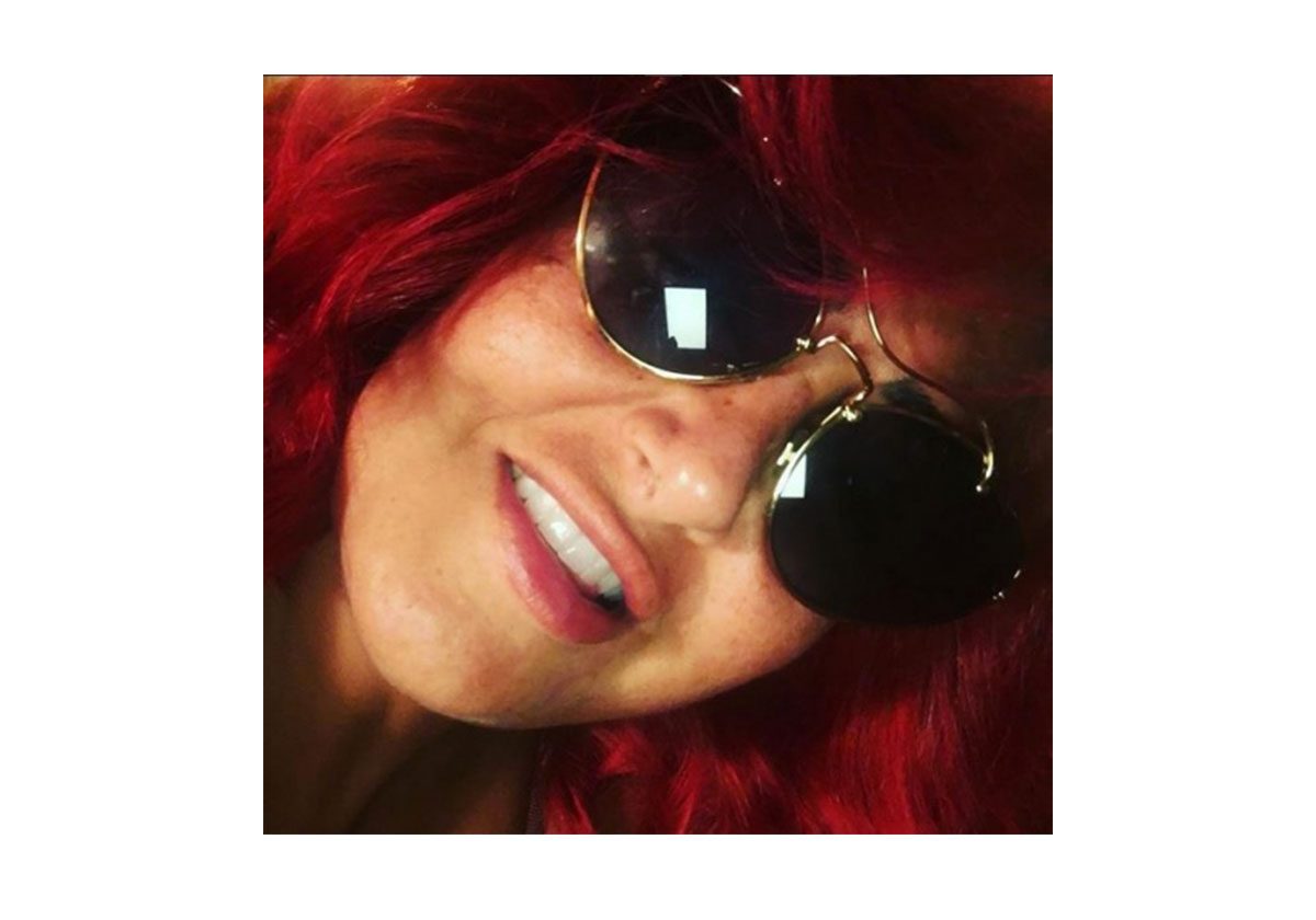 صورة غادة عبد الرازق بالشعر الأحمر تثير البلبلة والانتقادات!