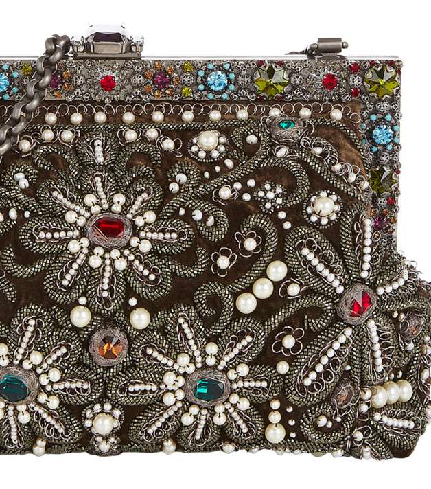 لاطلالة ملفتة للاعياد، اختاري كلاتش دولتشي آند غابانا المزين بالاحجار