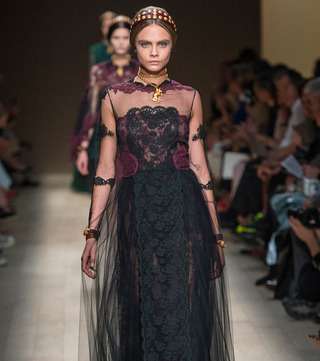 من أجمل إطلالات كارا ديليفين، إطلالتها في عرض أزياء فالينتينو لصيف 2014