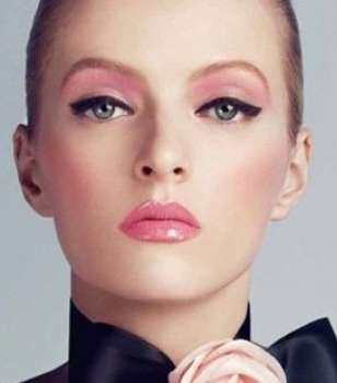 اللون الزهري في مكياجكِ النهاري