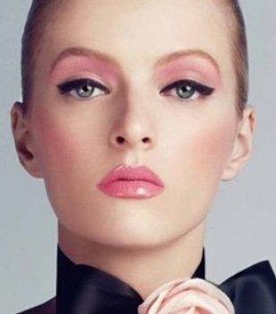 اللون الزهري في مكياجكِ النهاري