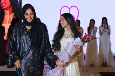 ياسمينة تلتقي نائبة رئيس لجنة مصممات أزياء جدة منى الريحان 