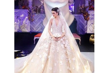 آيّة الجمّال: عروس لبنانية تتألّق بفستان إيلي صعب في حفل زفاف فخم جداً
