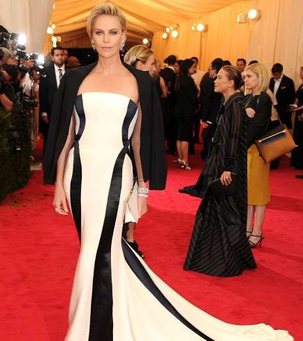 تشارليز ثيرون في حفل الـ Met Gala 2014